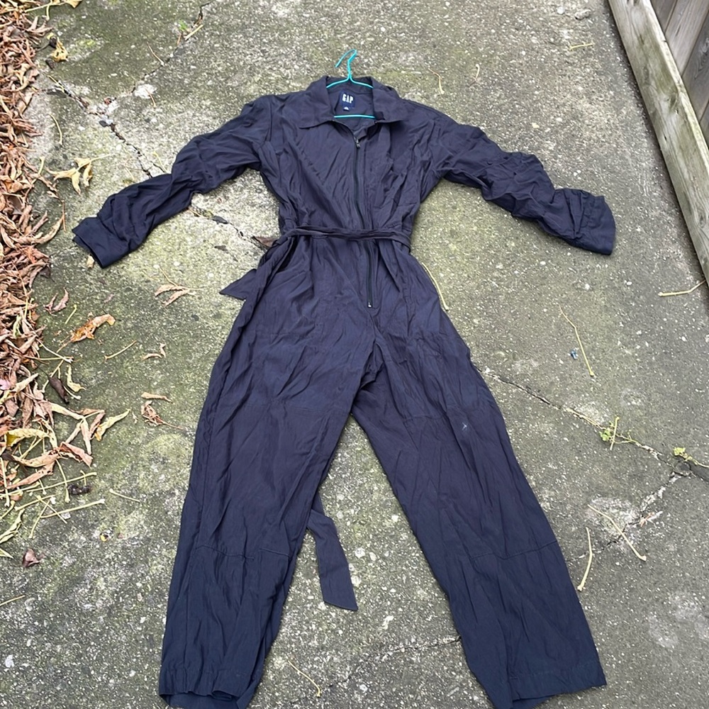 Gap parachute jumpsuit with pockets!!
